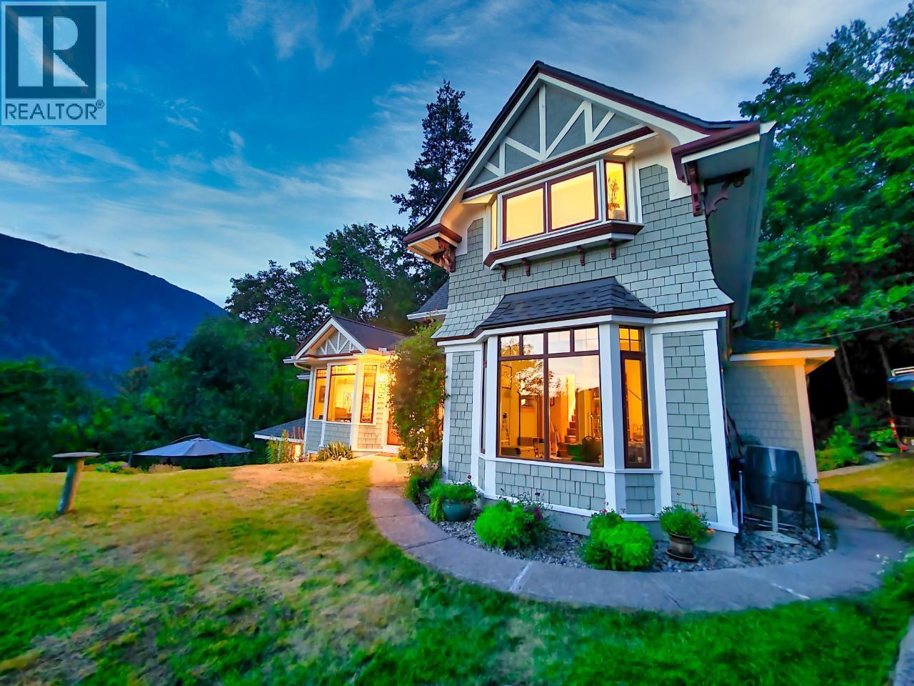 532 Park Street, Nelson, British Columbia  V1L 2G9 - Photo 1 - 10389231