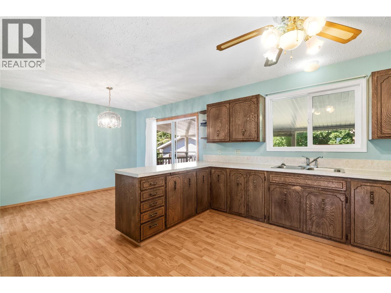 851 26 Street Se, Salmon Arm, British Columbia  V1E 2H6 - Photo 6 - 10389410