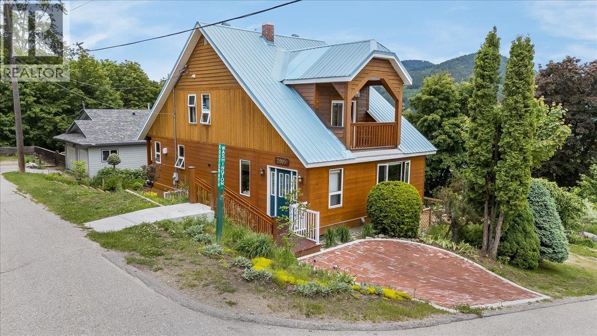 2005 Kootenay Avenue, Rossland, British Columbia  V0G 1Y0 - Photo 1 - 10390097