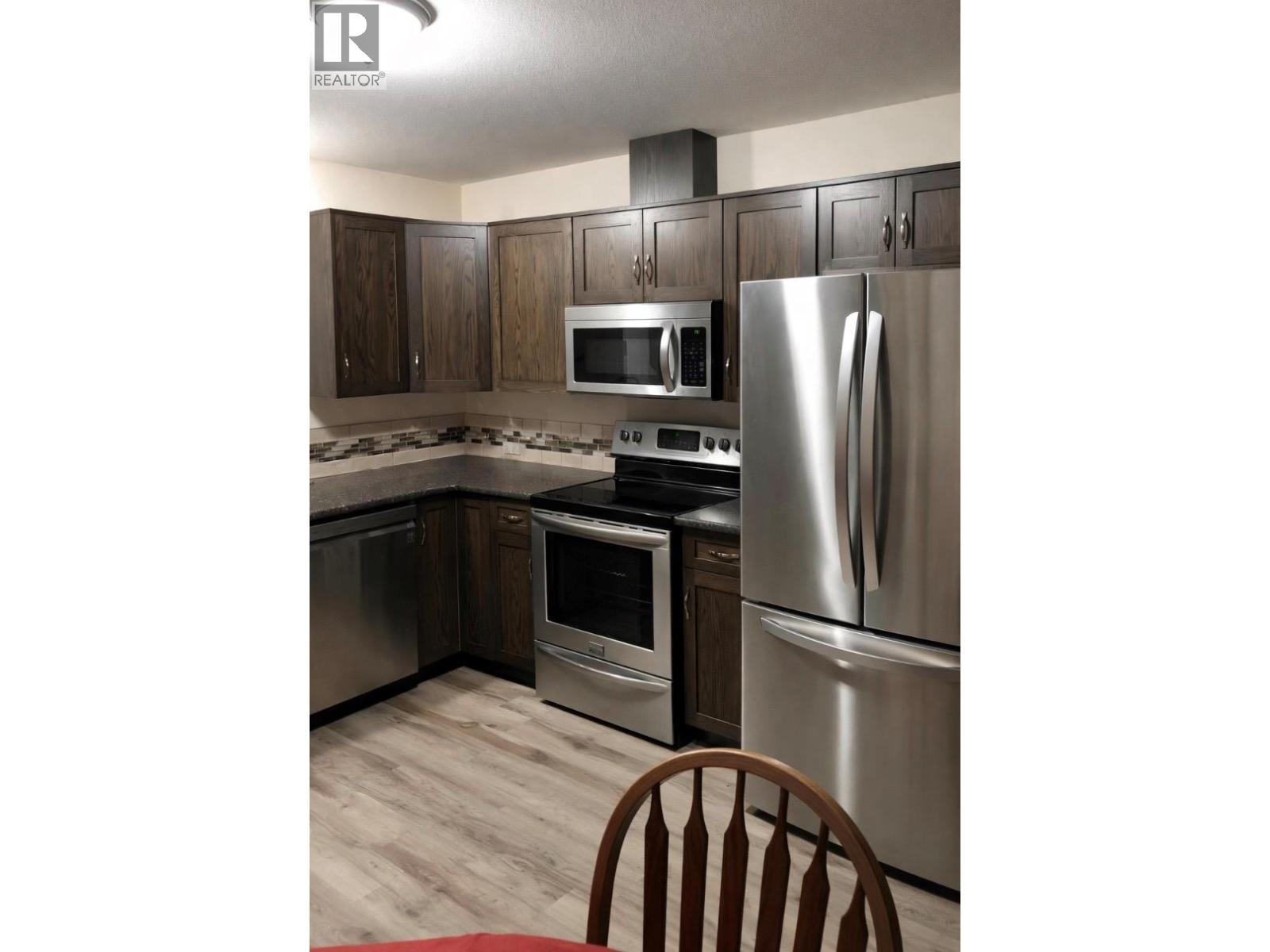 2052 Atkinson Street, Penticton, British Columbia  V2A 8H5 - Photo 3 - 10390112