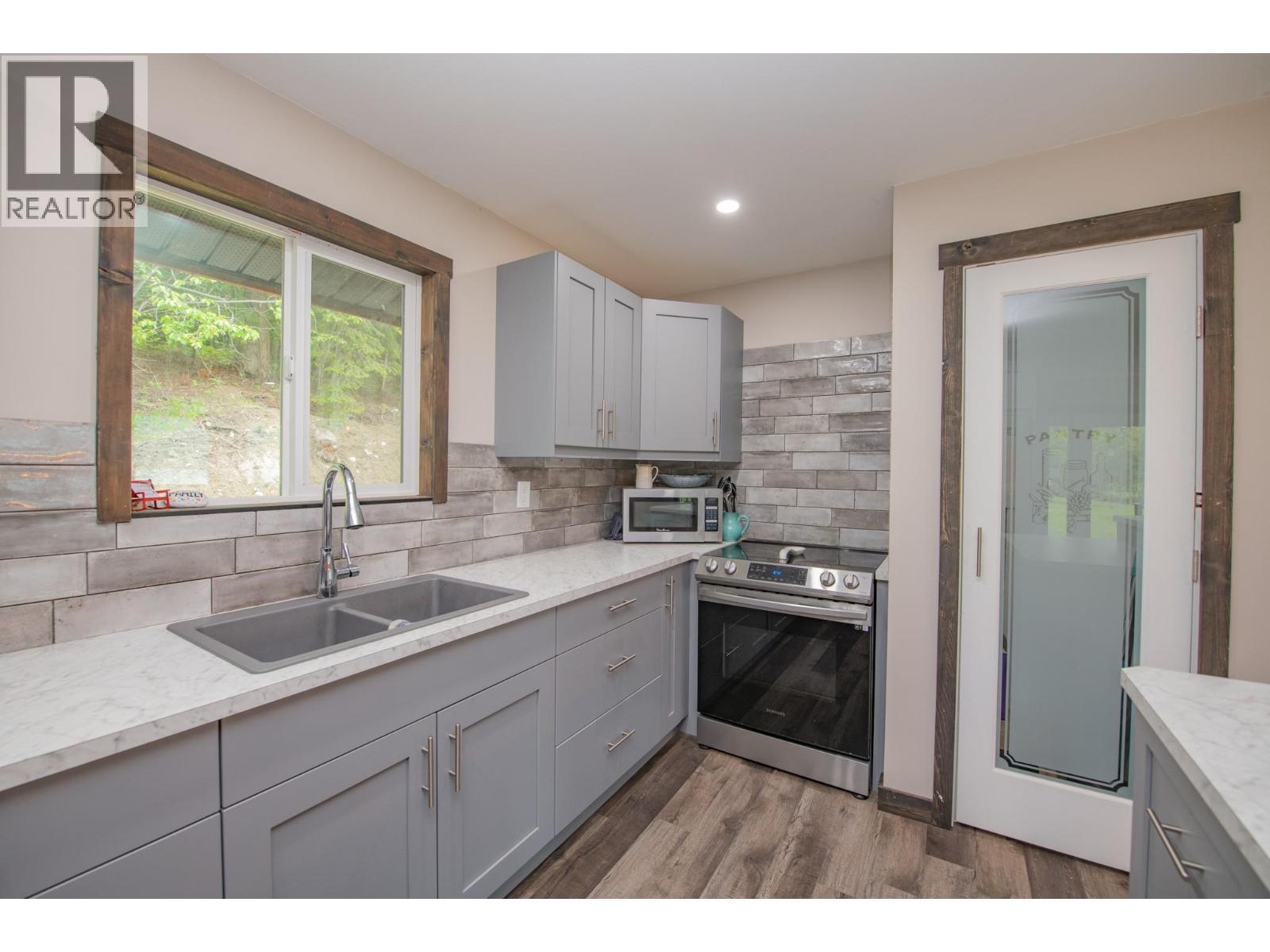 350 Lower Inonoaklin North Arm Road, Edgewood, British Columbia  V0E 1J0 - Photo 12 - 10389754