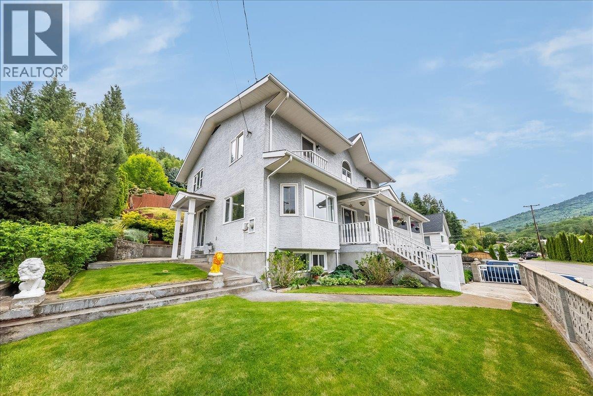 128 Colley Street, Warfield, British Columbia  V1R 2M2 - Photo 4 - 10388434