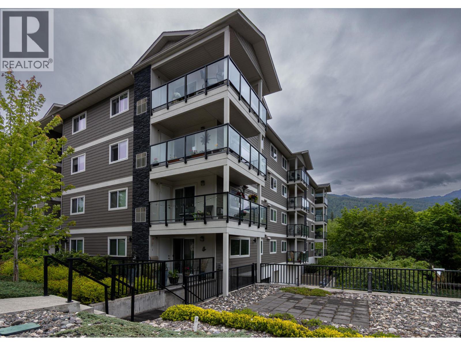 330 4 Avenue Se Unit# 402 Lot# 330, Salmon Arm, British Columbia  V1E 0E2 - Photo 2 - 10389505