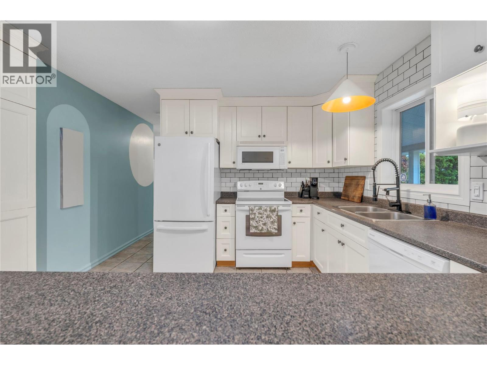 7513 Crest-A-Way Road, Oliver, British Columbia  V0H 1T0 - Photo 6 - 10385299