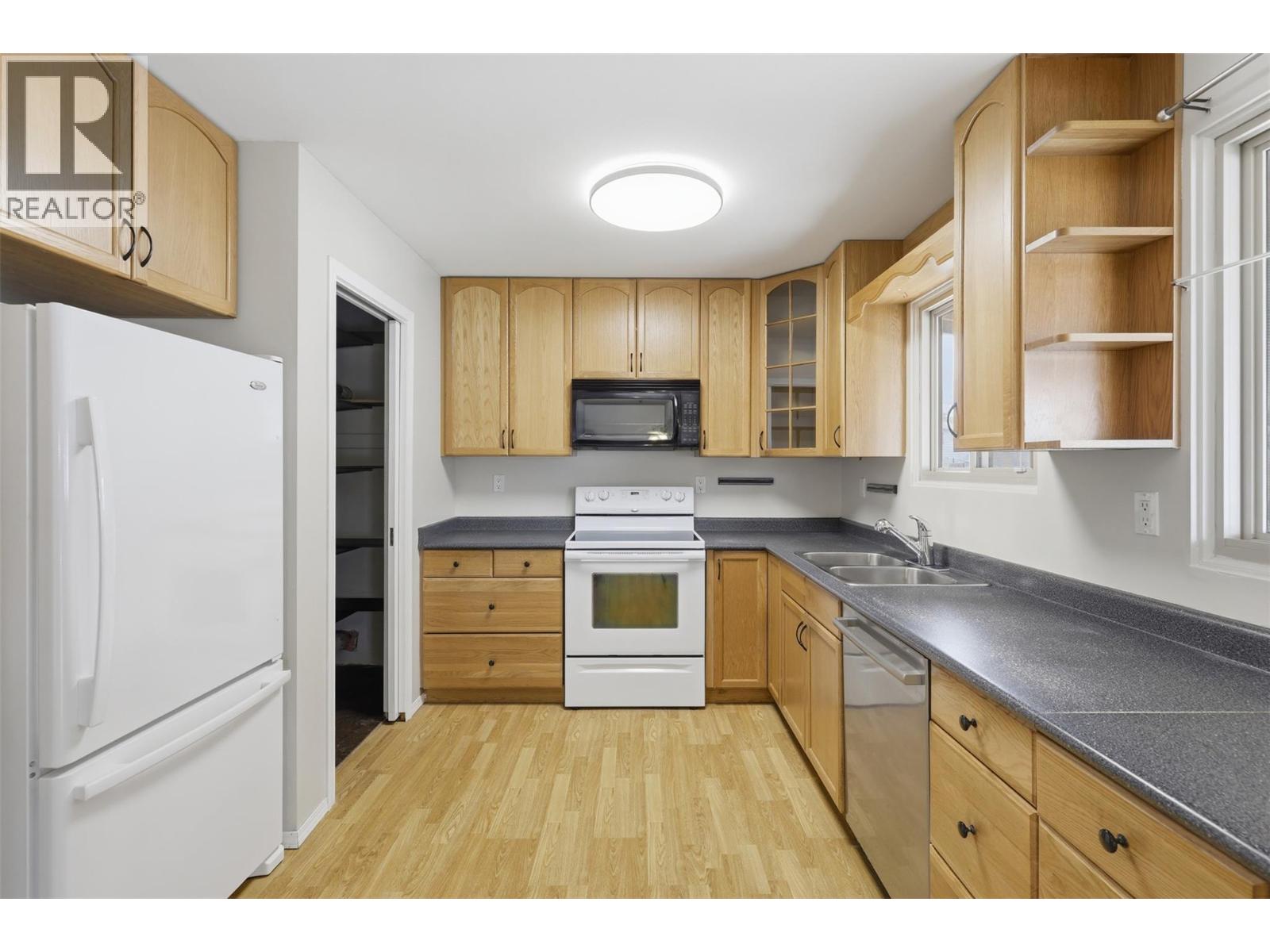 2641 Young Place, Kamloops, British Columbia  V2B 8A4 - Photo 11 - 10389828