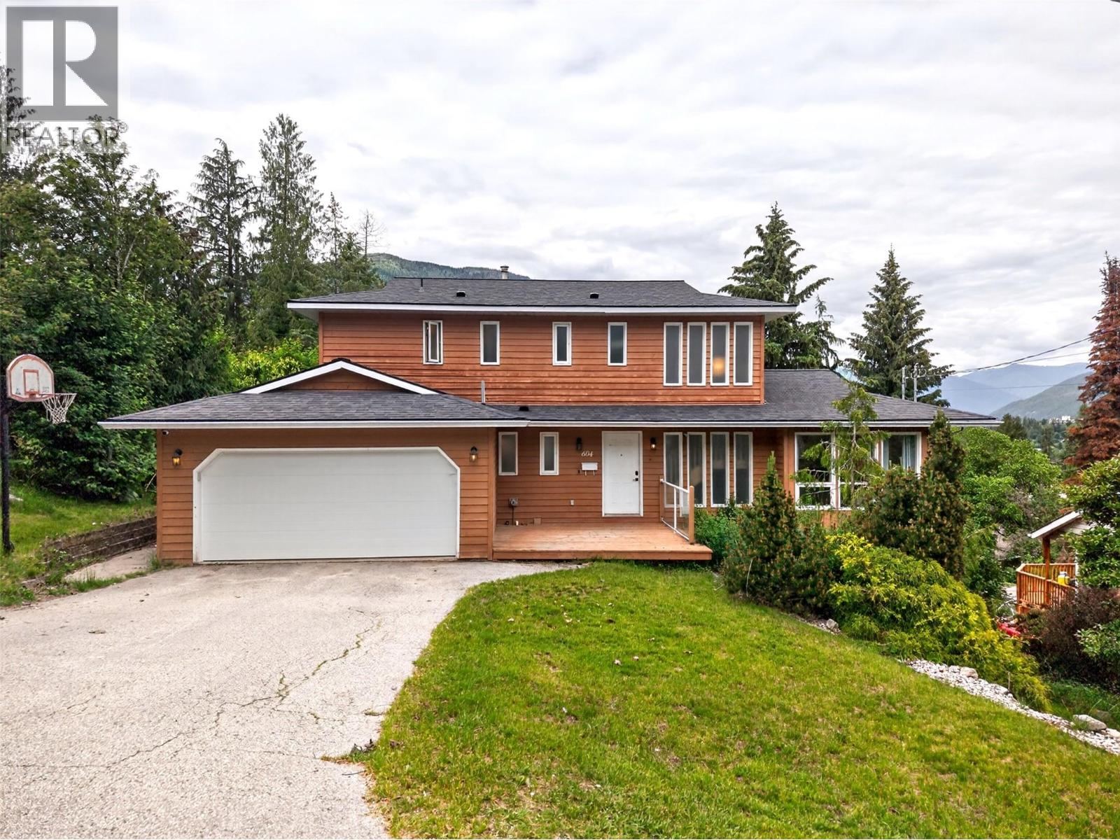604 Innes Street W, Nelson, British Columbia  V1L 3J3 - Photo 1 - 10390315