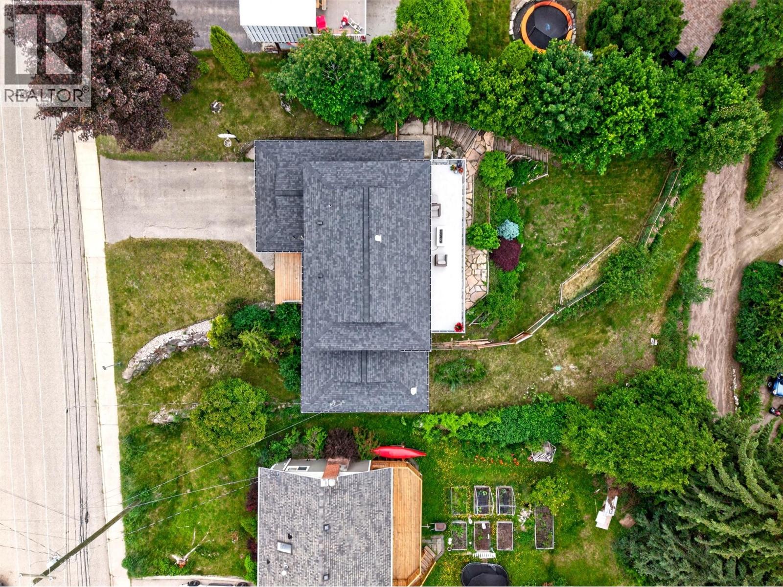 604 Innes Street W, Nelson, British Columbia  V1L 3J3 - Photo 2 - 10390315