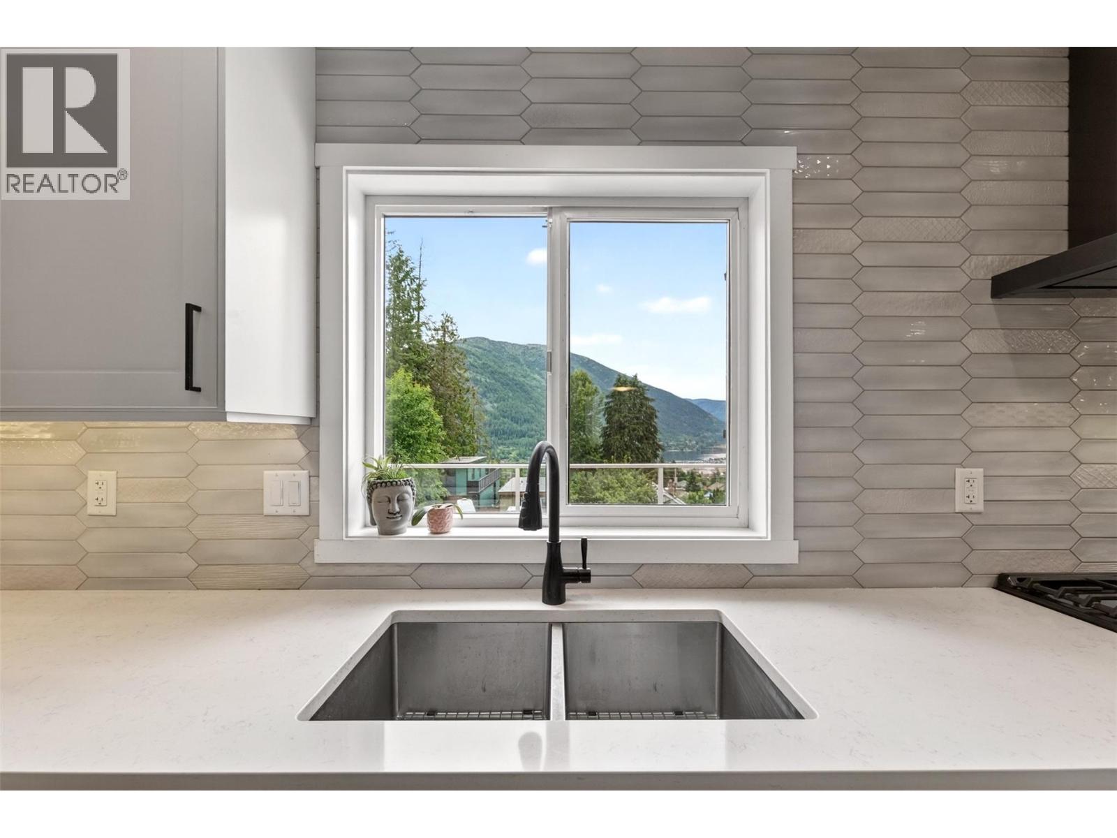 604 Innes Street W, Nelson, British Columbia  V1L 3J3 - Photo 9 - 10390315