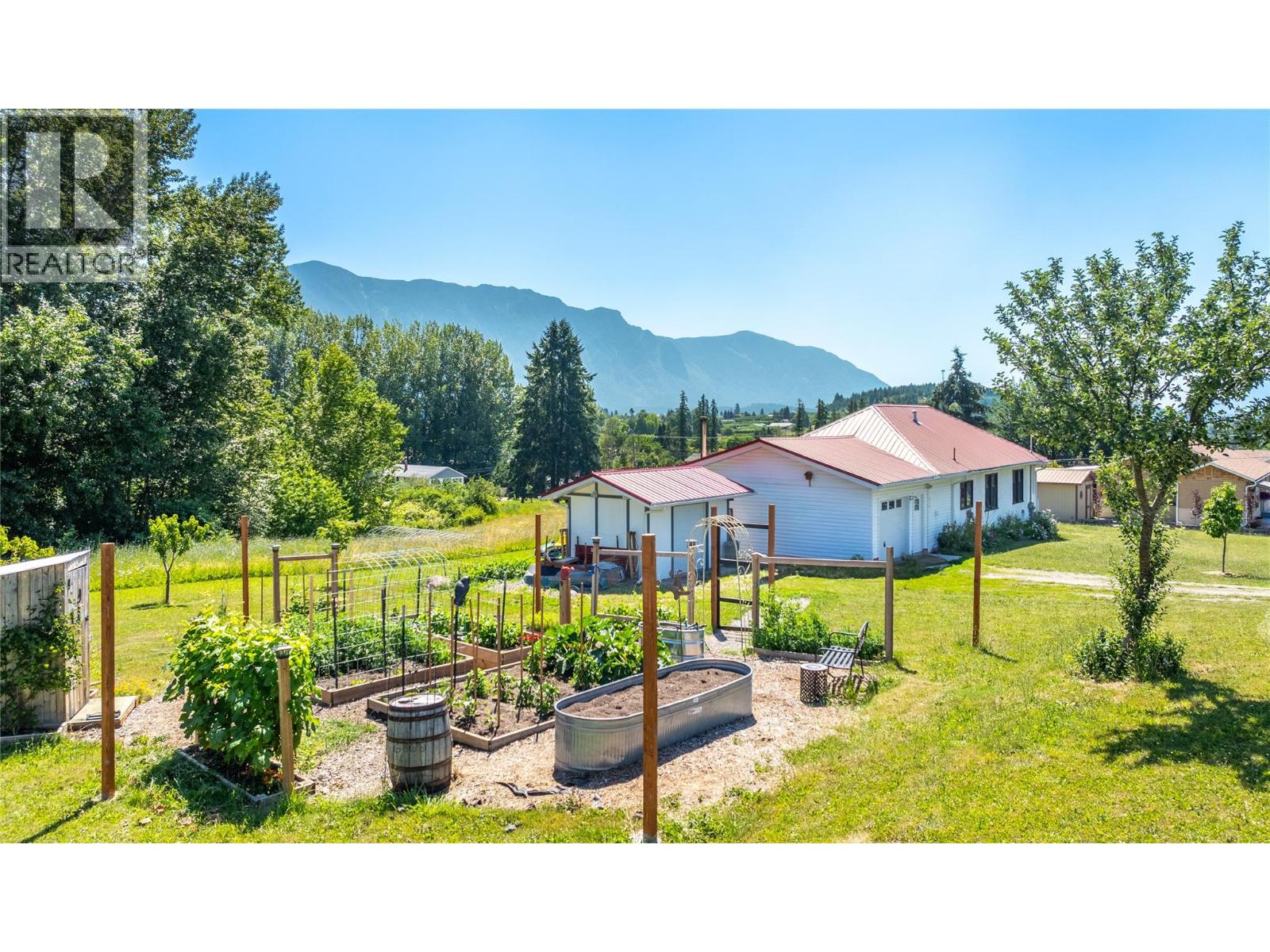 216 27th Avenue, Creston, British Columbia  V0B 1G0 - Photo 3 - 10390281