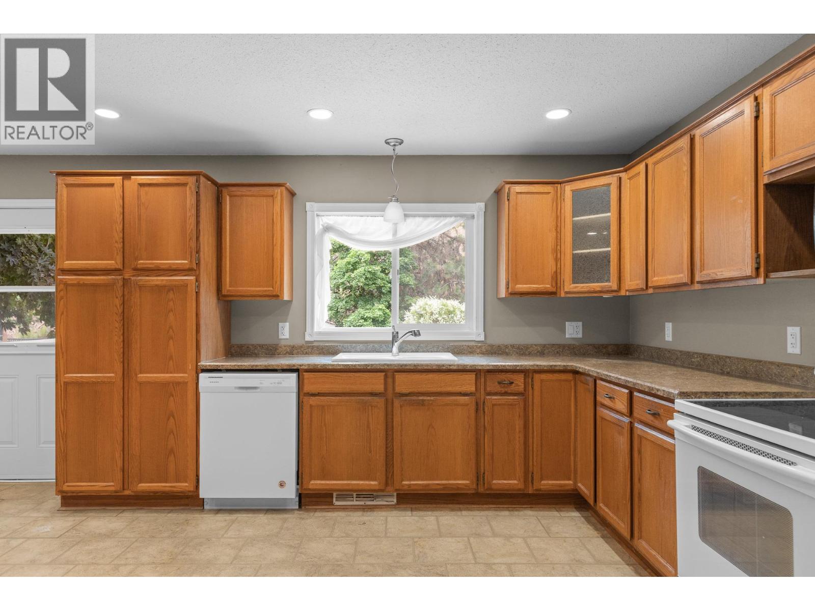 975 Neptune Road, Kelowna, British Columbia  V1X 3E4 - Photo 11 - 10390250