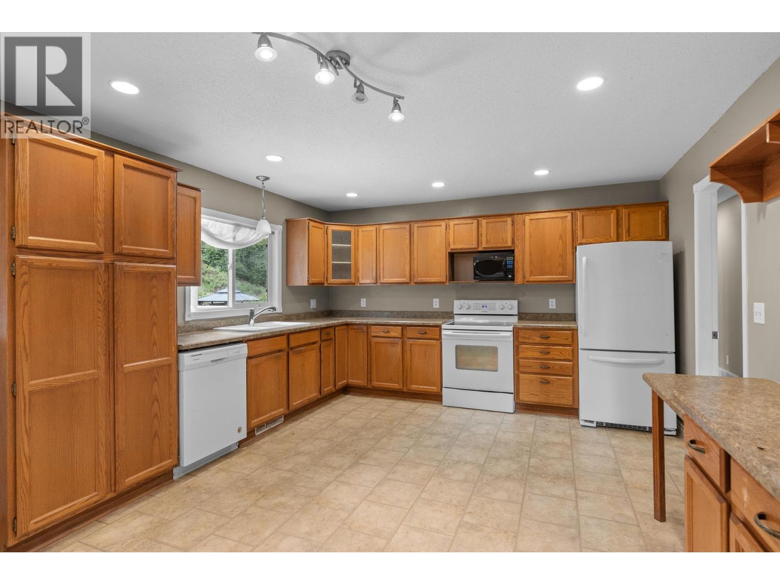 975 Neptune Road, Kelowna, British Columbia  V1X 3E4 - Photo 12 - 10390250