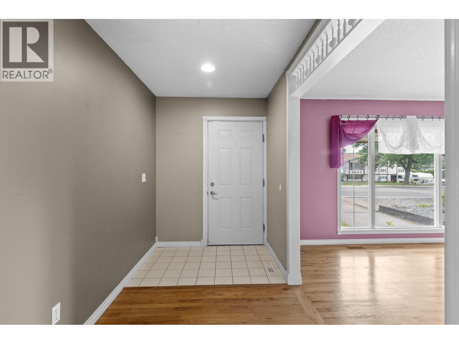 975 Neptune Road, Kelowna, British Columbia  V1X 3E4 - Photo 3 - 10390250