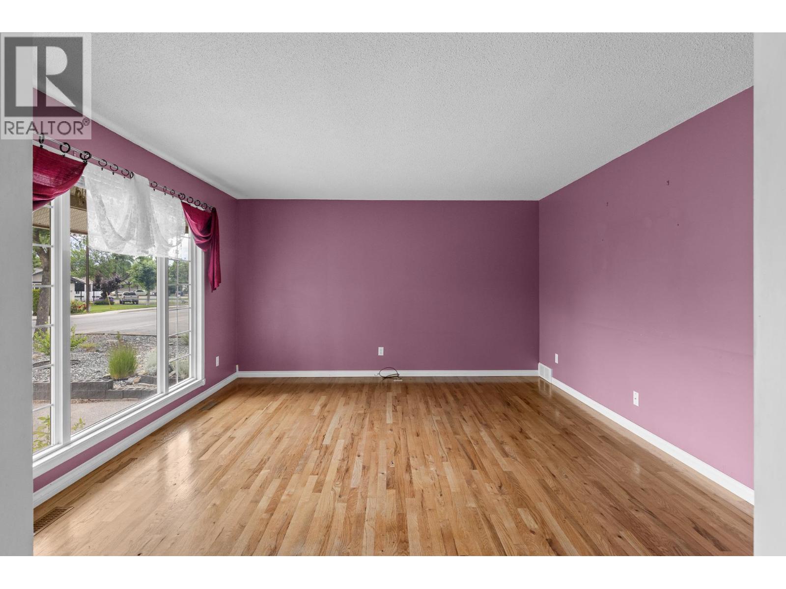 975 Neptune Road, Kelowna, British Columbia  V1X 3E4 - Photo 4 - 10390250