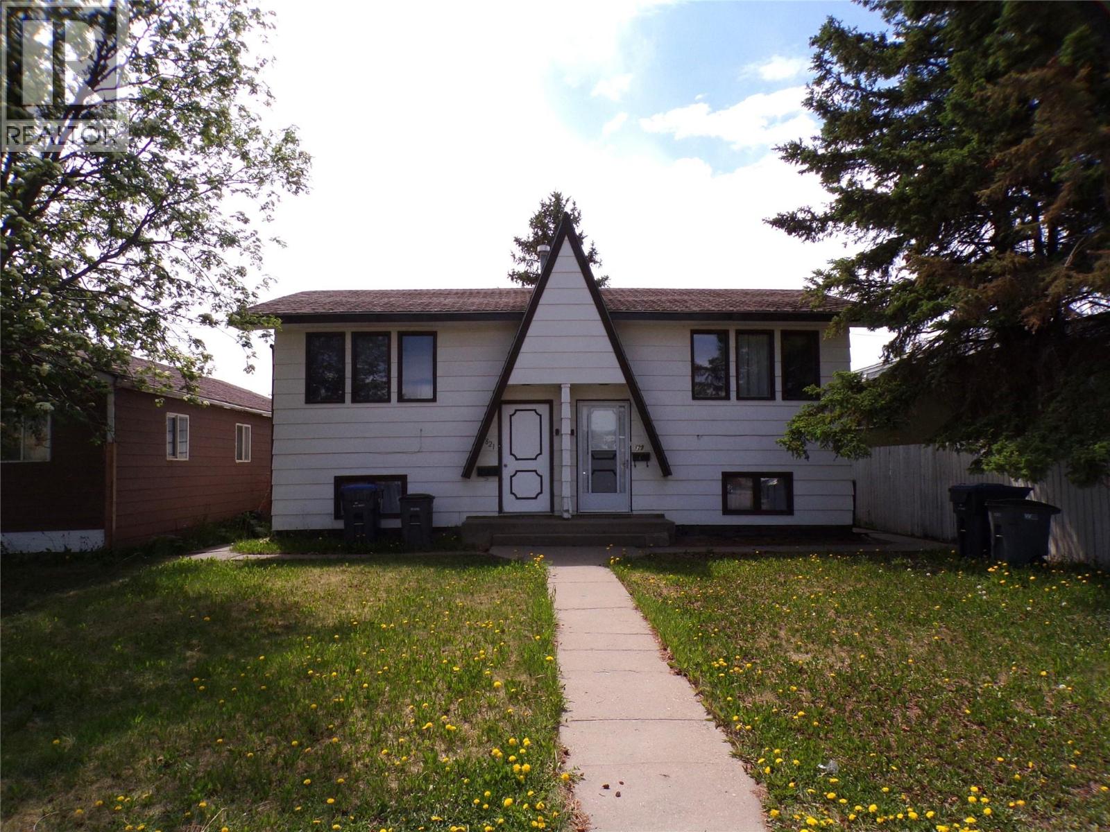 821/823 105 Avenue, Dawson Creek, British Columbia  V1G 2K8 - Photo 1 - 10390311