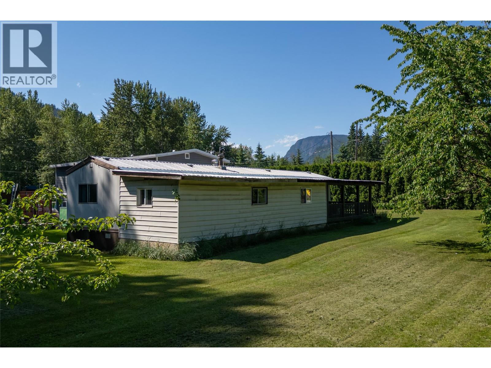 1867 Nixon Road, Revelstoke, British Columbia  V0E 2S0 - Photo 3 - 10388774