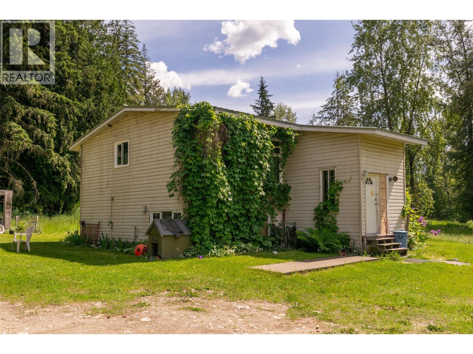 34 West Poirier Road, Mara, British Columbia  V0E 2K0 - Photo 2 - 10390122