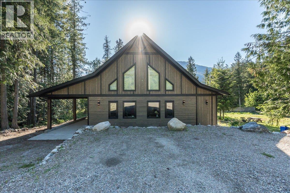 809 Slocan Street, Slocan, British Columbia  V0G 2C0 - Photo 1 - 10389528