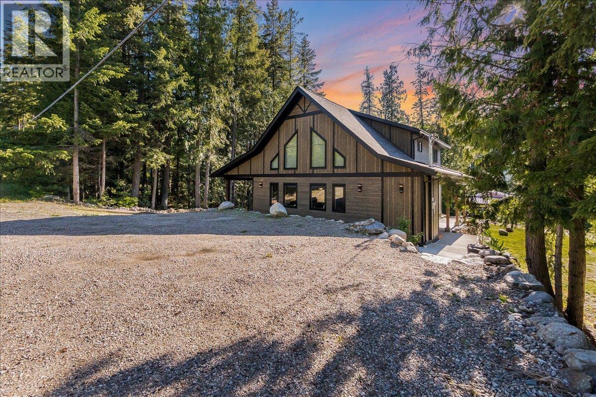 809 Slocan Street, Slocan, British Columbia  V0G 2C0 - Photo 2 - 10389528