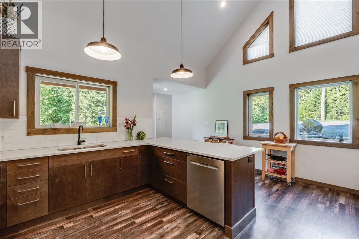 809 Slocan Street, Slocan, British Columbia  V0G 2C0 - Photo 20 - 10389528
