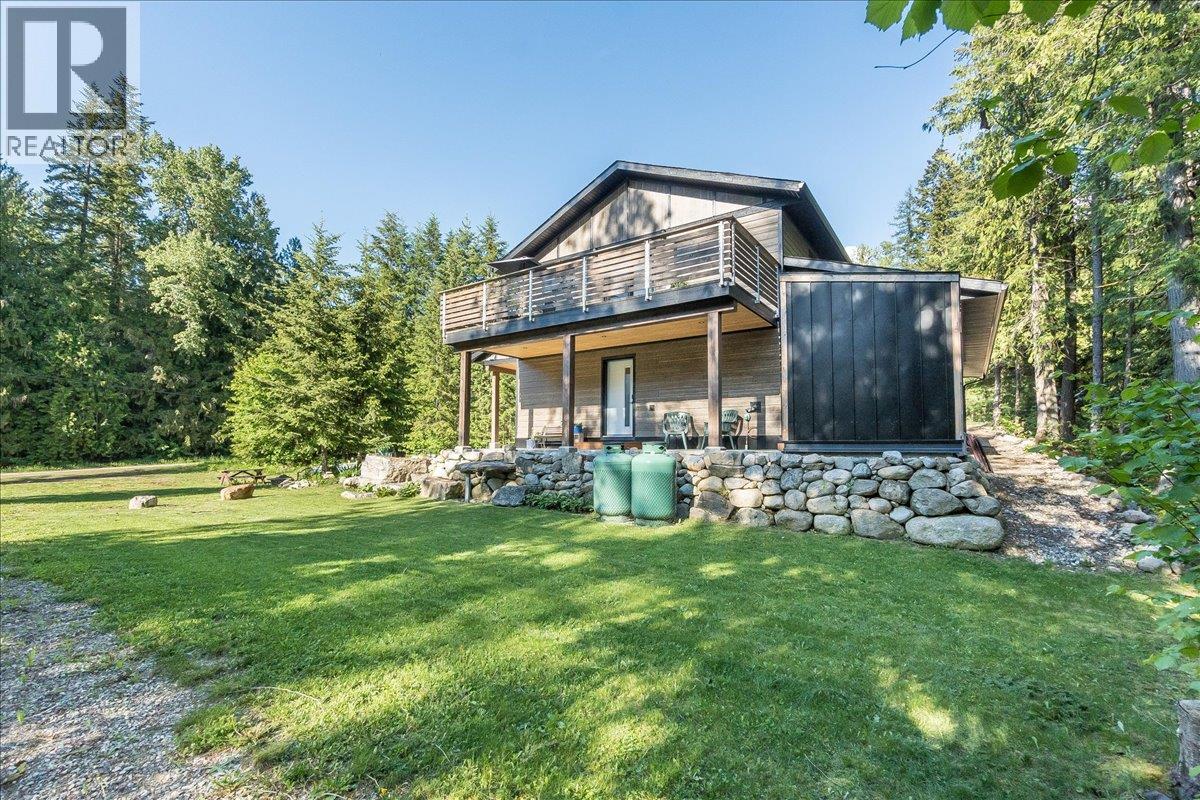 809 Slocan Street, Slocan, British Columbia  V0G 2C0 - Photo 3 - 10389528