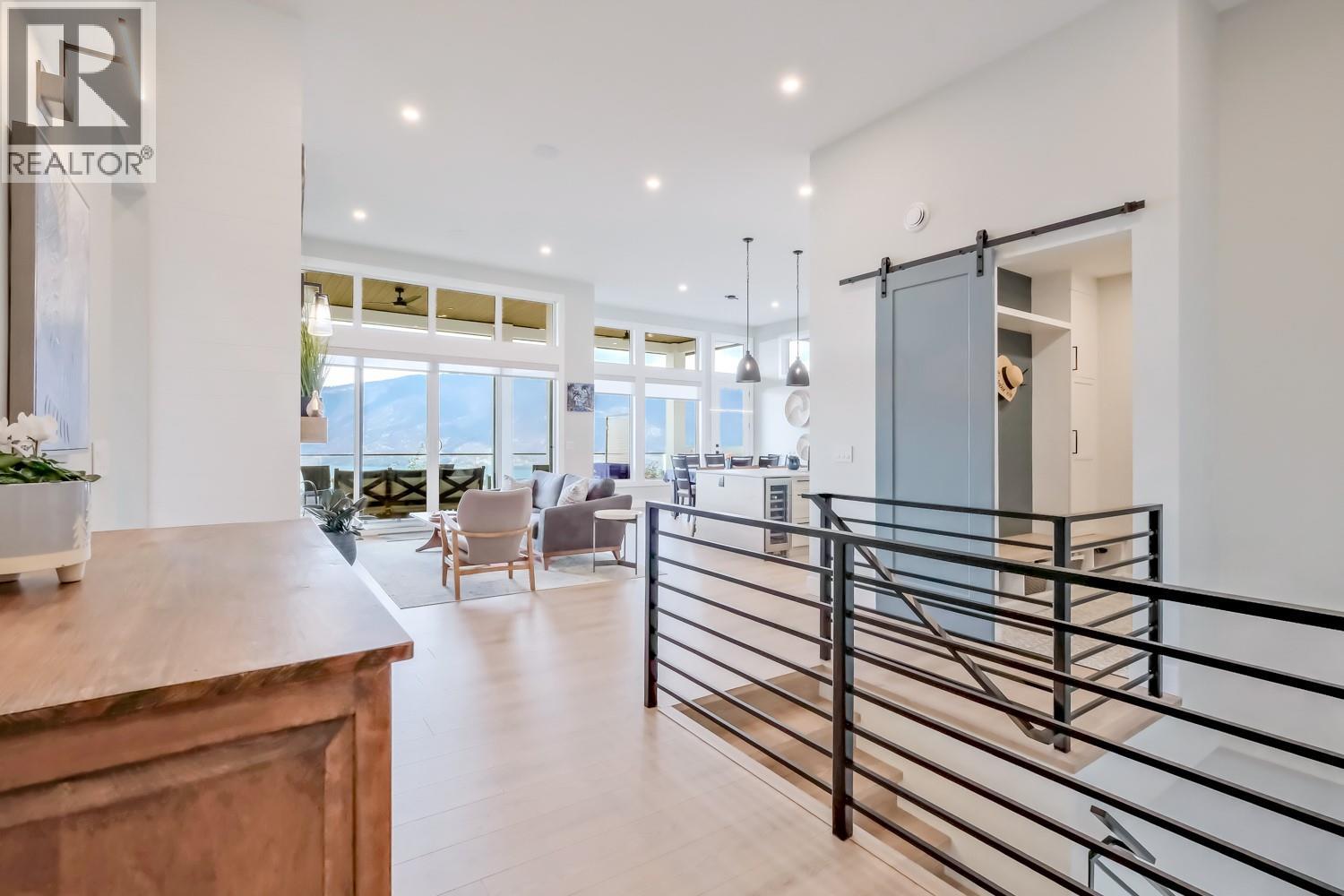 9874 Beacon Hill Drive, Lake Country, British Columbia  V4V 0A9 - Photo 6 - 10390131