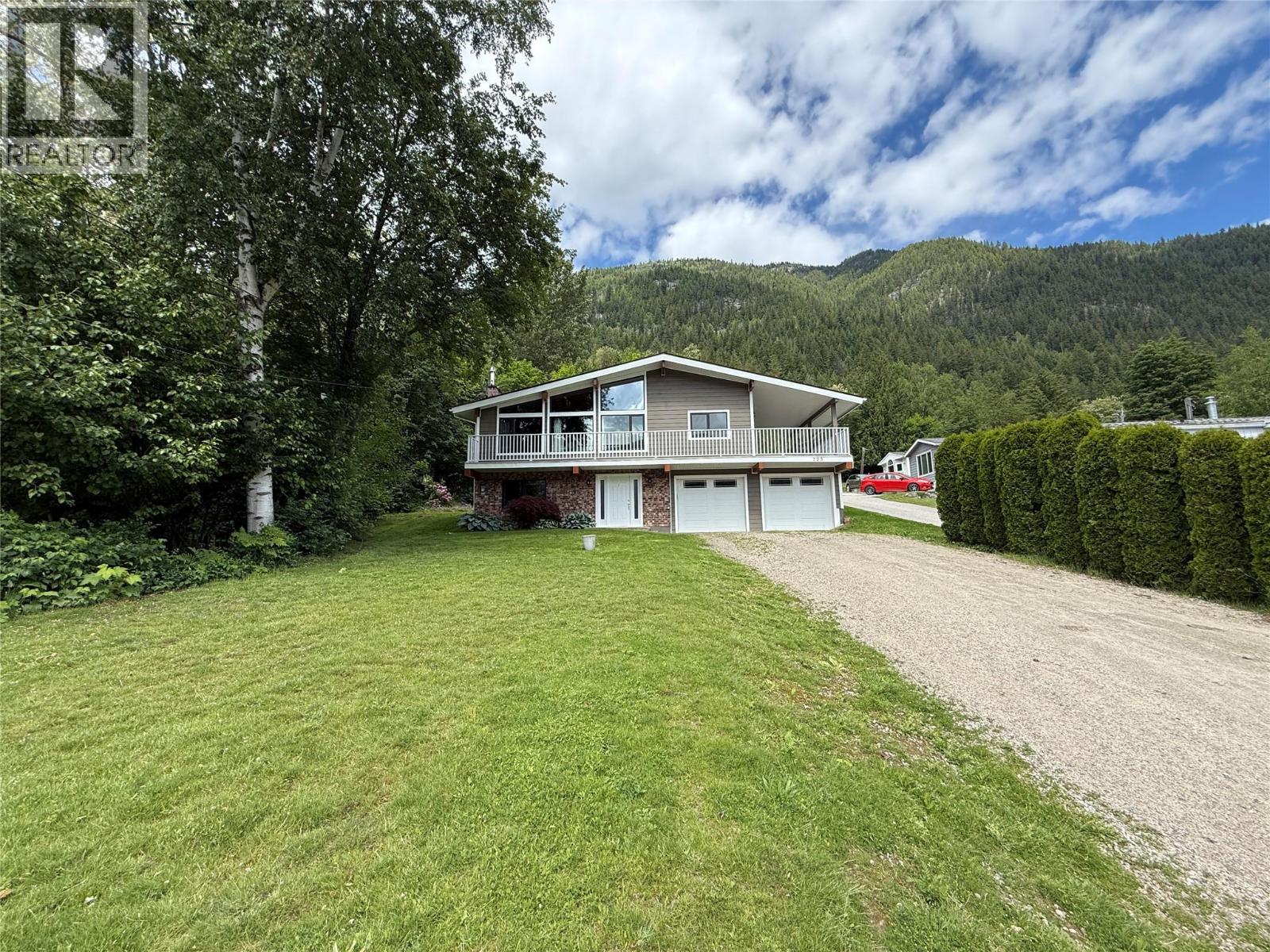 723 Highway 3a Highway, Nelson, British Columbia  V1L 6M4 - Photo 3 - 10390160
