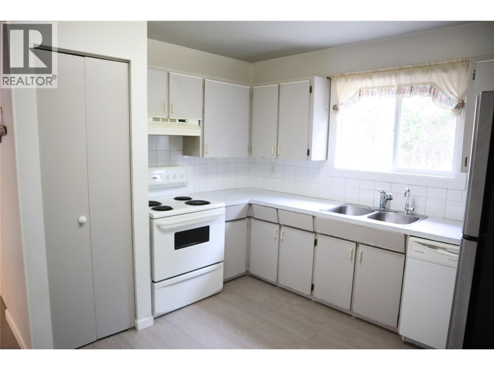 1371 Ottawa Place, Kamloops, British Columbia  V2B 7W4 - Photo 2 - 10389965