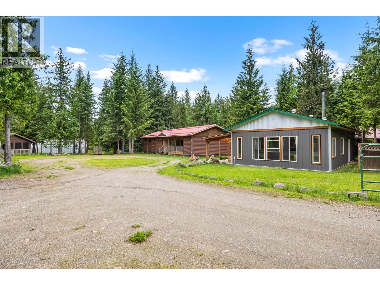 16424 Wadds Road, Crawford Bay, British Columbia  V0B 1E0 - Photo 1 - 10390341