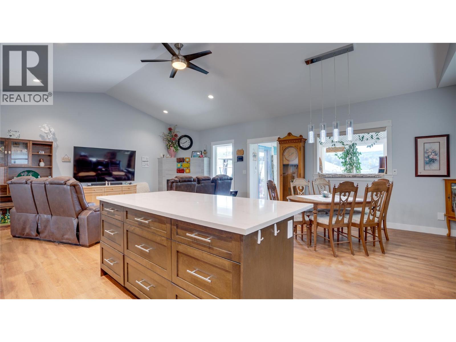 903 9 Avenue, Vernon, British Columbia  V1H 1Z1 - Photo 11 - 10390433