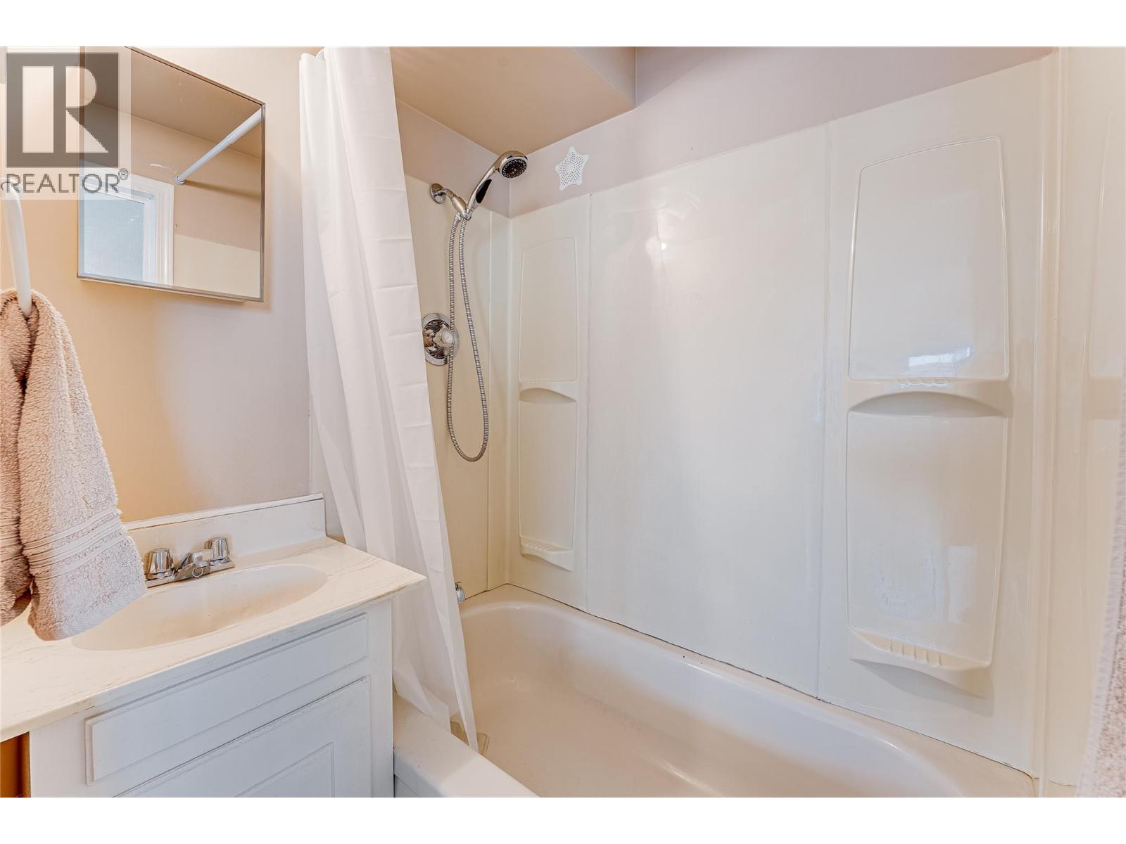 5853 Cosens Bay Road, Vernon, British Columbia  V1B 1N7 - Photo 16 - 10390152