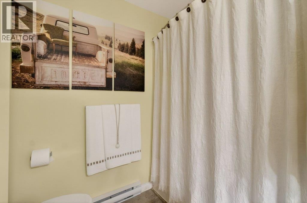 111 Harbourfront Drive Unit# 2, Salmon Arm, British Columbia  V1E 1A3 - Photo 36 - 10390394