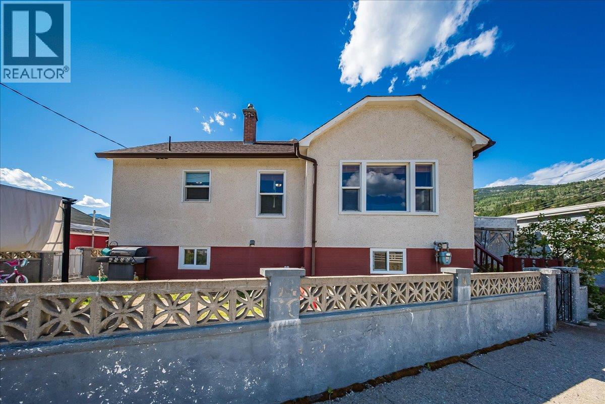 1555 Mcquarrie Street, Trail, British Columbia  V1R 1X5 - Photo 1 - 10389969