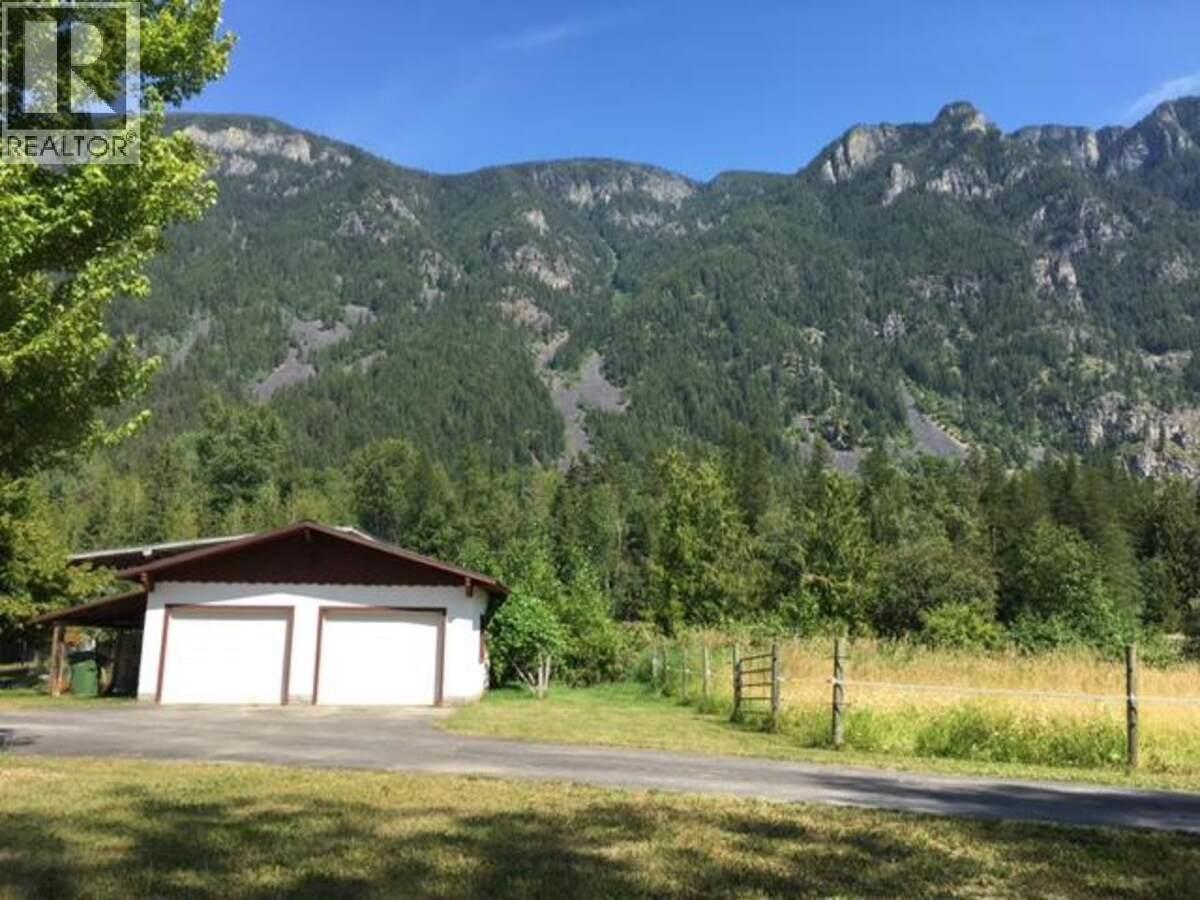 4856 32 Street, Canyon, British Columbia  V0B 1C1 - Photo 5 - 10390497
