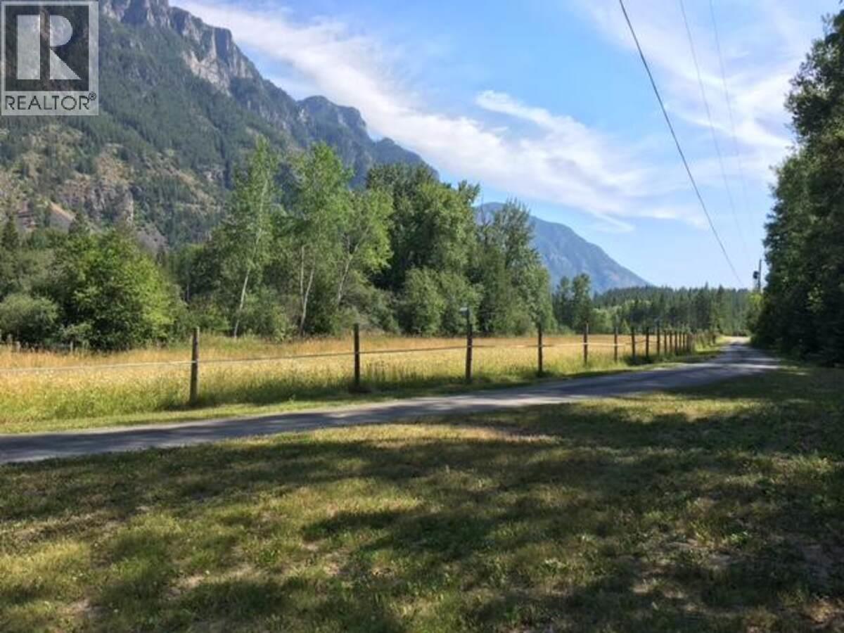 4856 32 Street, Canyon, British Columbia  V0B 1C1 - Photo 6 - 10390497