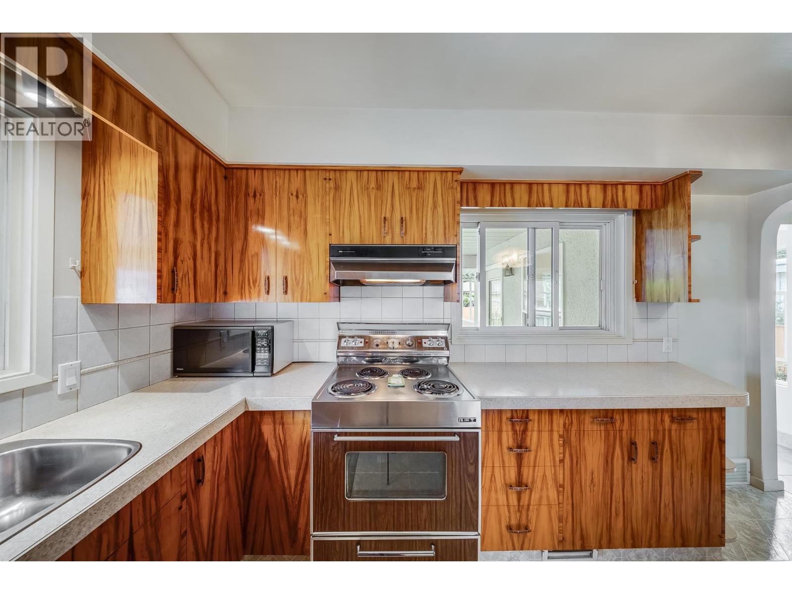 3311 Dahlia Crescent, Trail, British Columbia  V1R 2Y1 - Photo 9 - 10390517