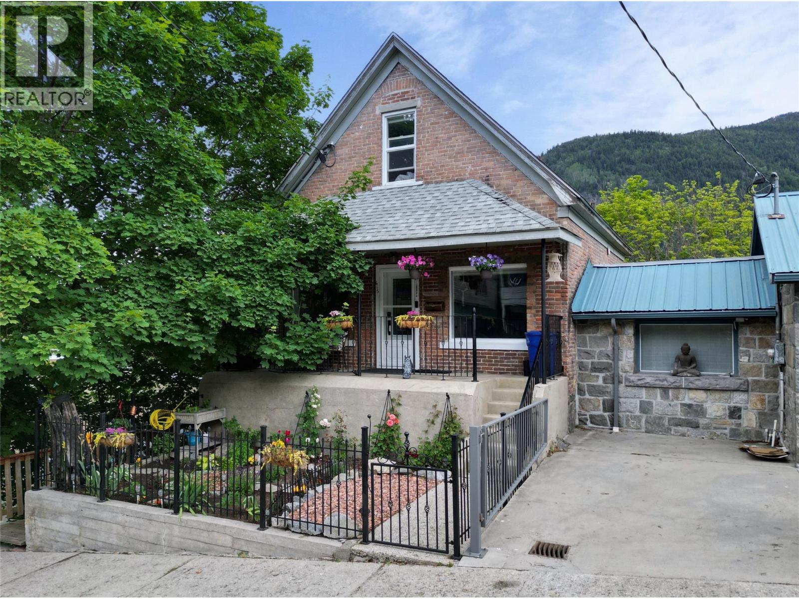 615 Victoria Street, Nelson, British Columbia  V1L 4L1 - Photo 1 - 10389879