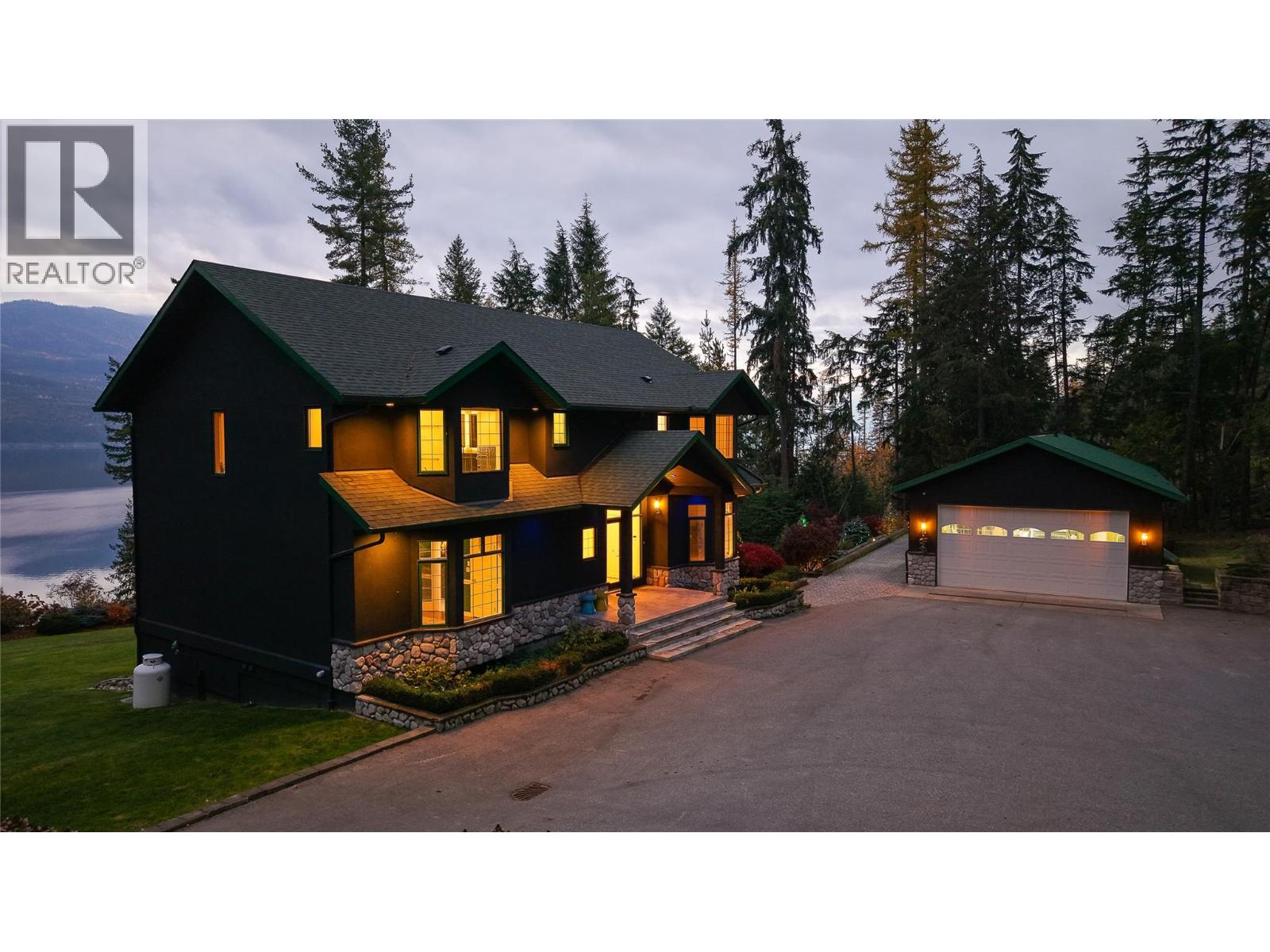 2600 Highway 23 N, Nakusp, British Columbia  V0G 1R0 - Photo 2 - 10390603