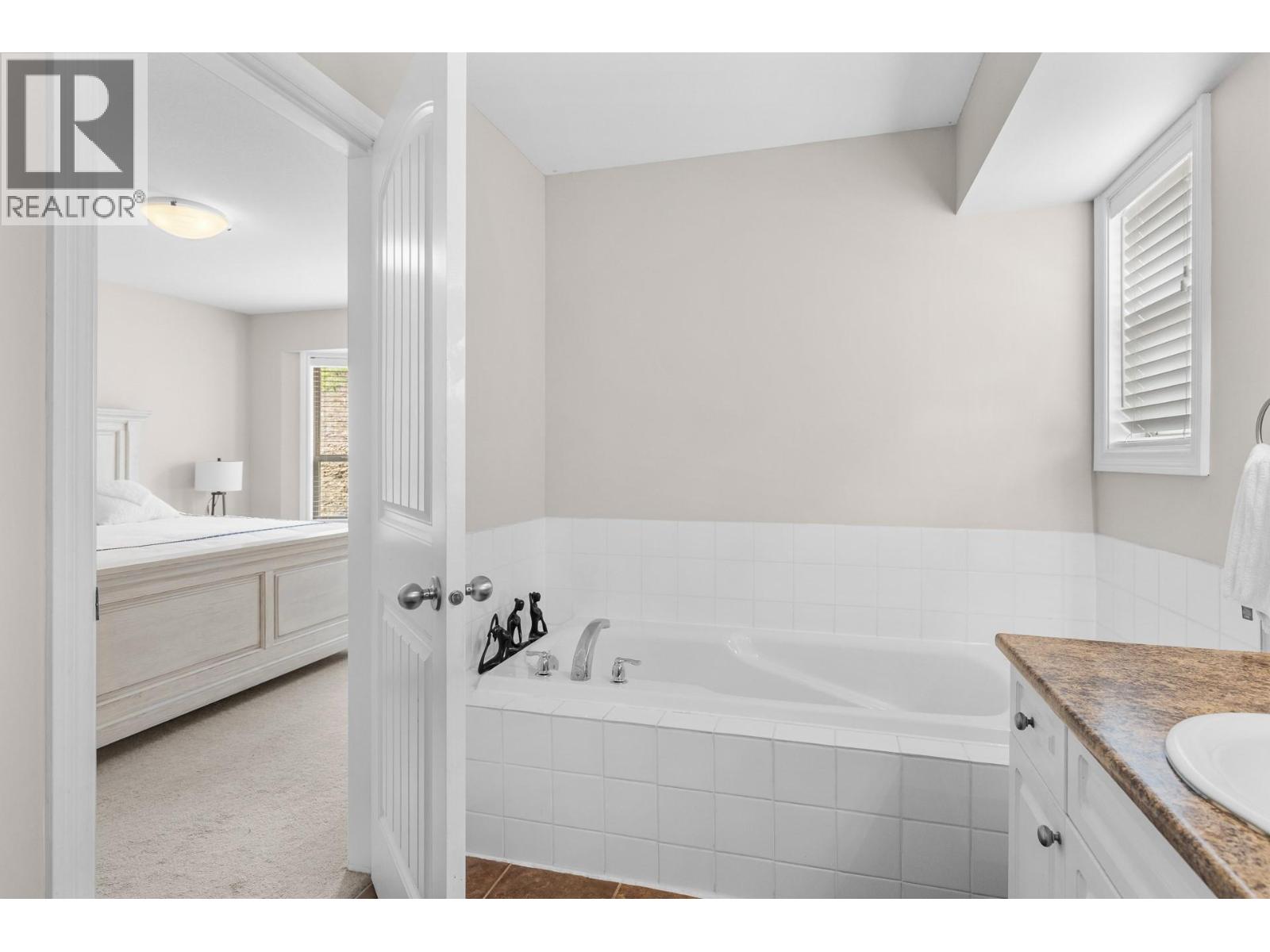 2042 Moonbeam Close, West Kelowna, British Columbia  V1Z 3X9 - Photo 38 - 10390011
