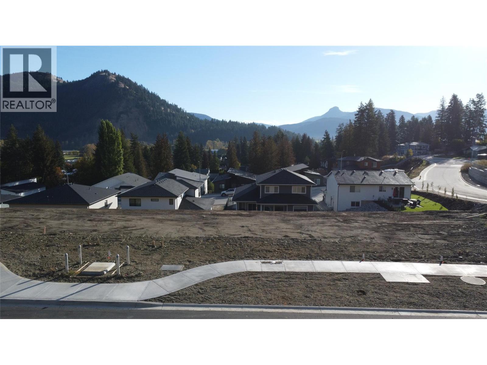 2225 Mountain View Avenue, Lumby, British Columbia  V0E 2G0 - Photo 13 - 10390431