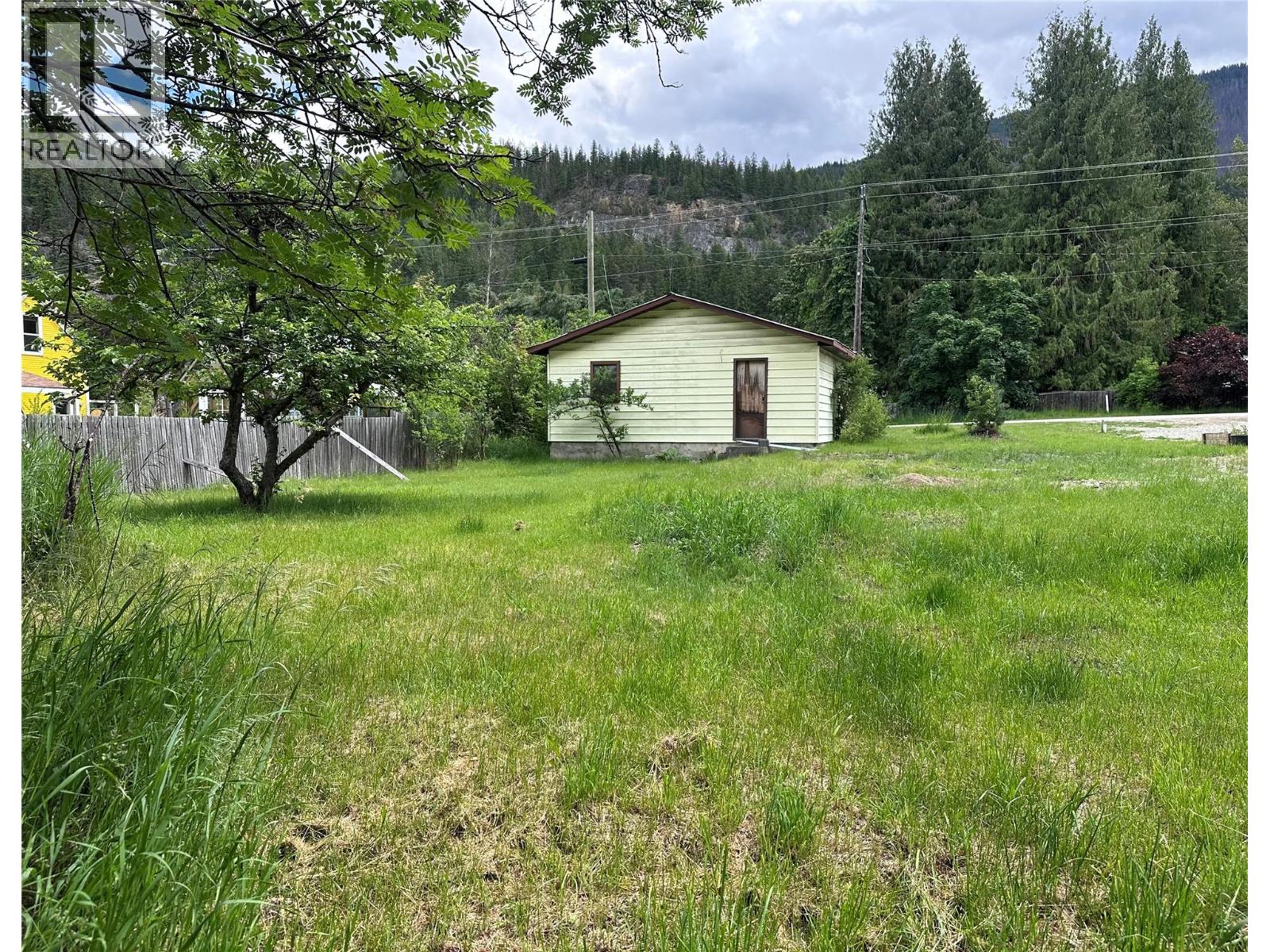 611 Slocan Street, Slocan, British Columbia  V0G 2C0 - Photo 3 - 10390482