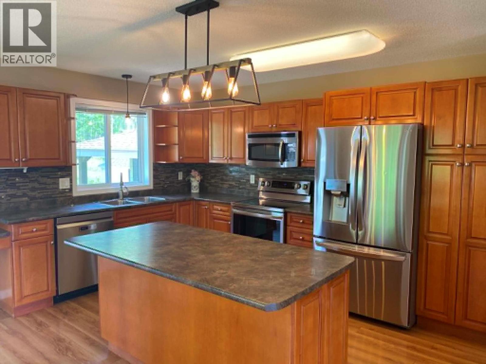 5404 Hillside Avenue, Chetwynd, British Columbia  V0C 1J0 - Photo 2 - 10390745