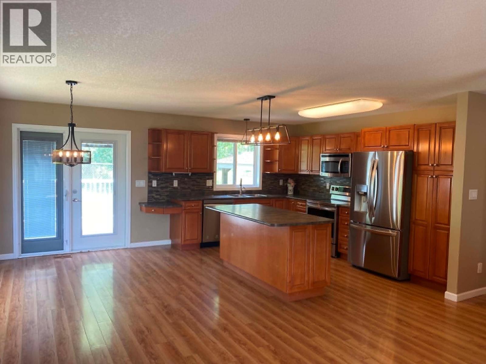 5404 Hillside Avenue, Chetwynd, British Columbia  V0C 1J0 - Photo 3 - 10390745