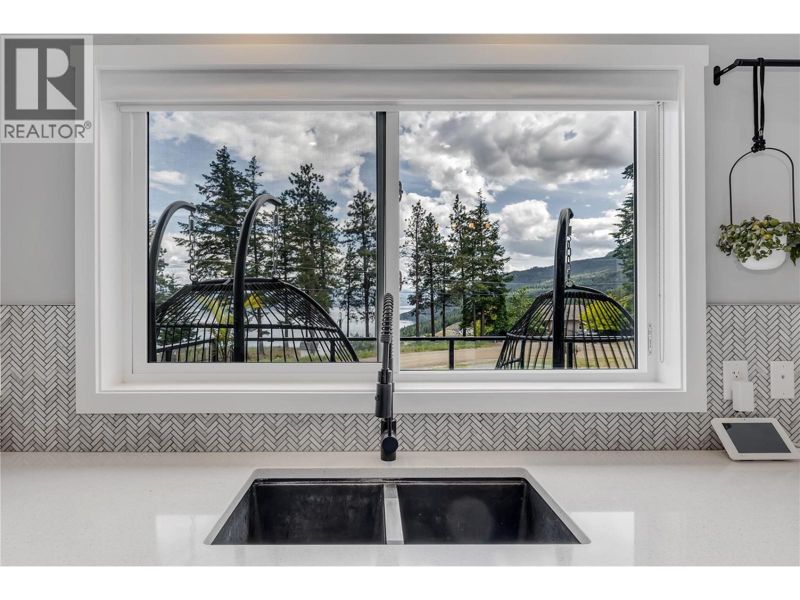 7210 Dunwaters Road, Kelowna, British Columbia  V1Z 3W5 - Photo 19 - 10390559