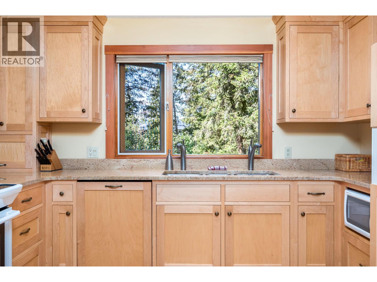 2245 Okanagan Street, Armstrong, British Columbia  V0E 1B0 - Photo 11 - 10390065