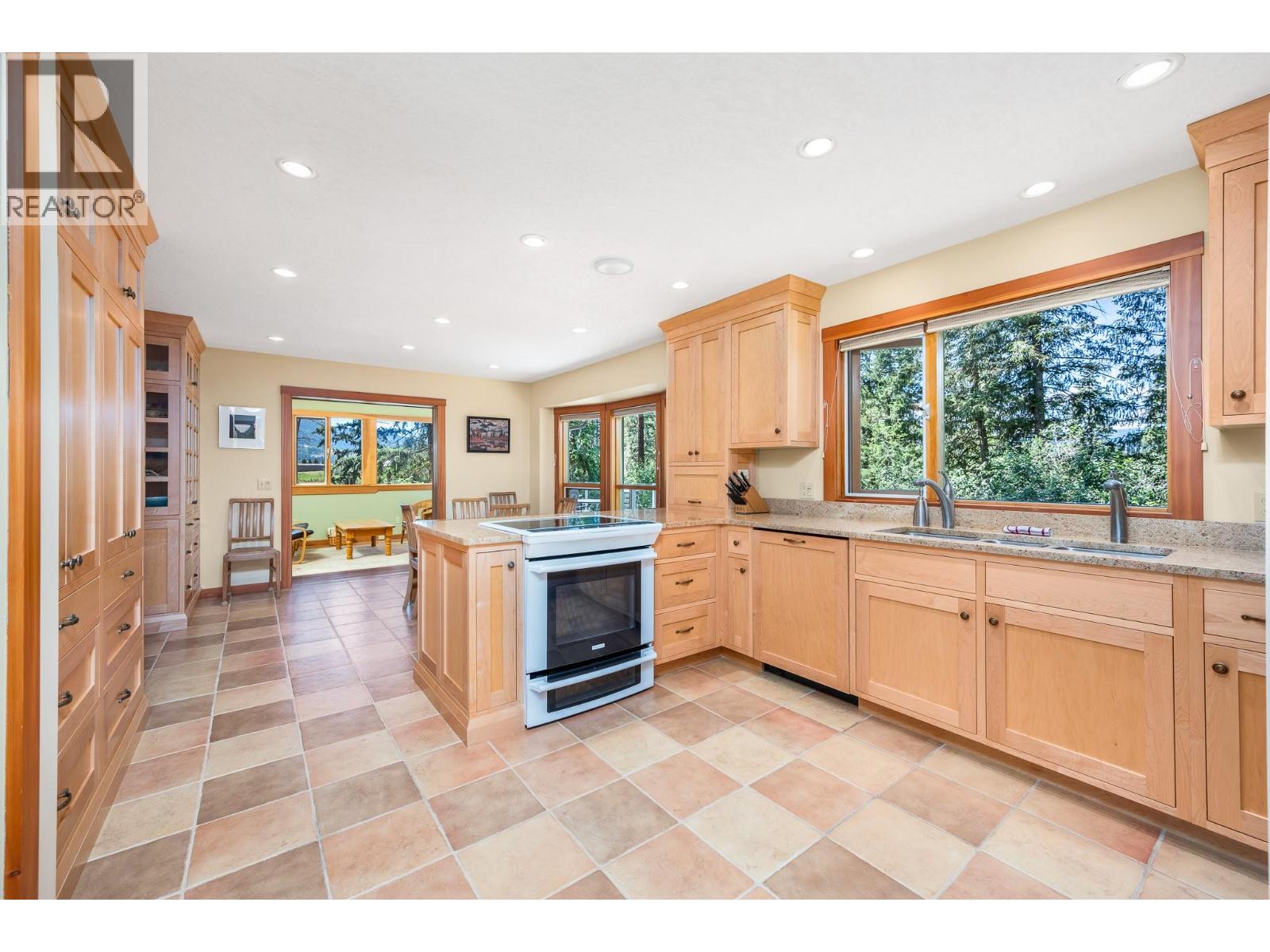 2245 Okanagan Street, Armstrong, British Columbia  V0E 1B0 - Photo 12 - 10390065