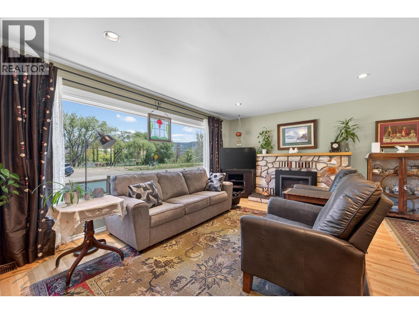 237 Schubert Drive, Kamloops, British Columbia  V2B 2E1 - Photo 4 - 10390608