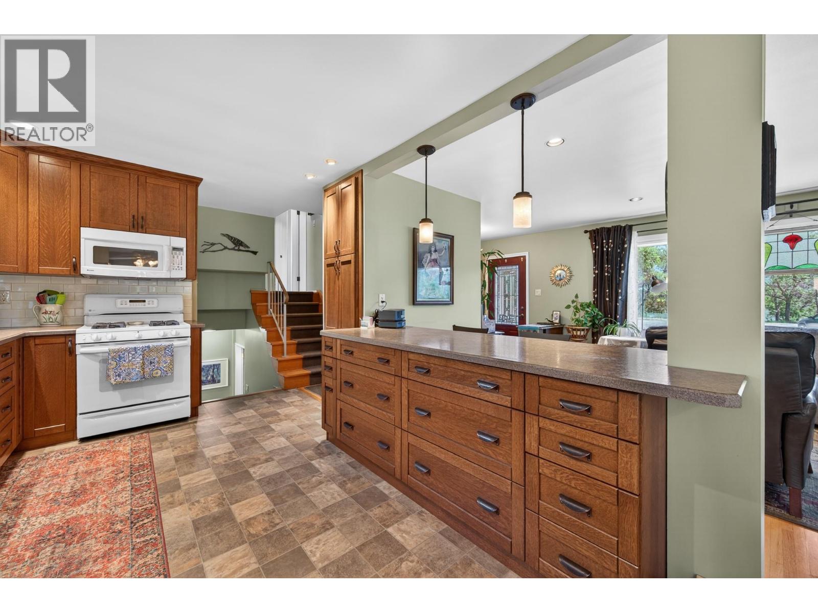 237 Schubert Drive, Kamloops, British Columbia  V2B 2E1 - Photo 9 - 10390608