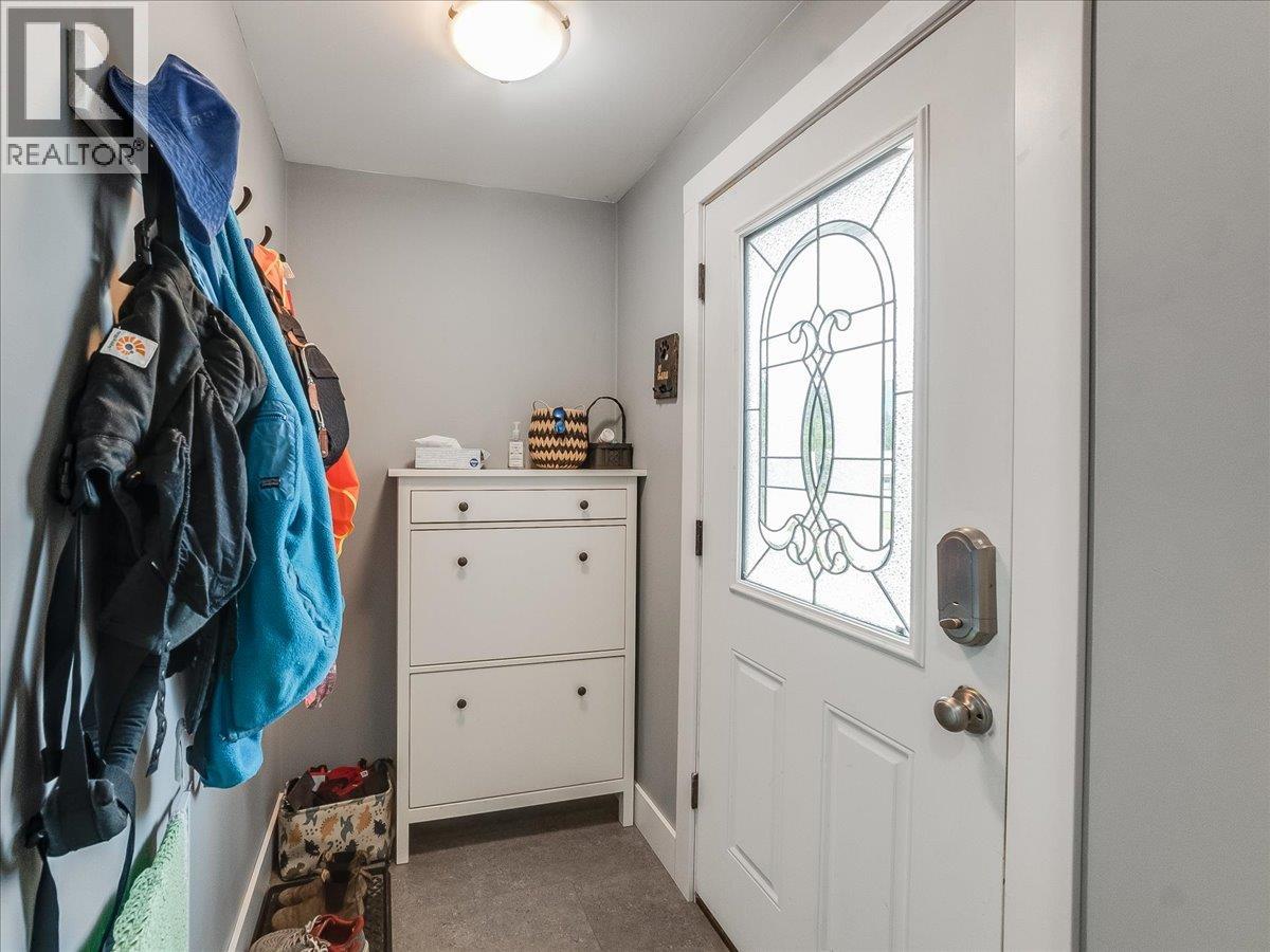 856 7th Avenue, Castlegar, British Columbia  V1N 1R9 - Photo 10 - 10390813