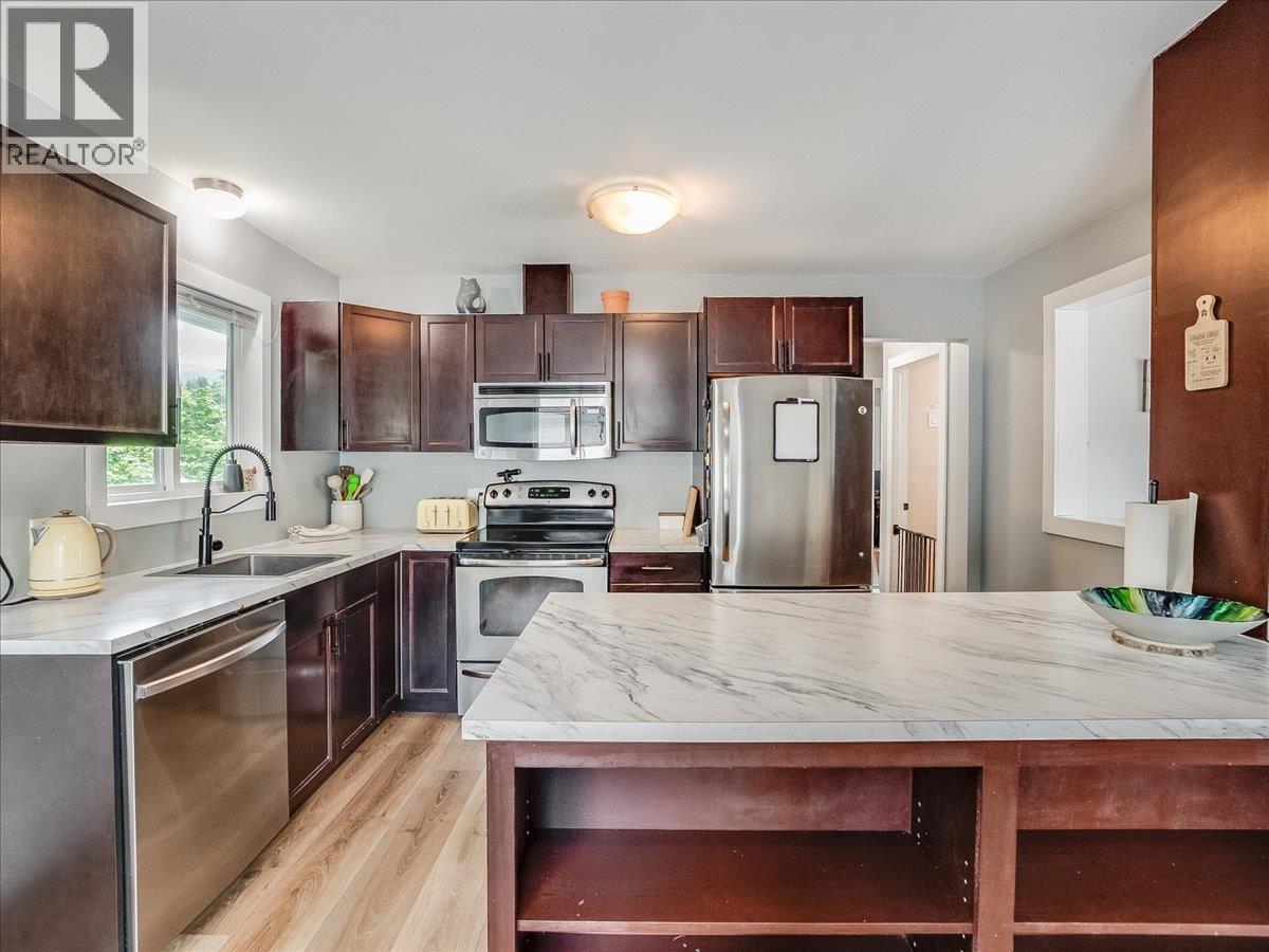 856 7th Avenue, Castlegar, British Columbia  V1N 1R9 - Photo 21 - 10390813