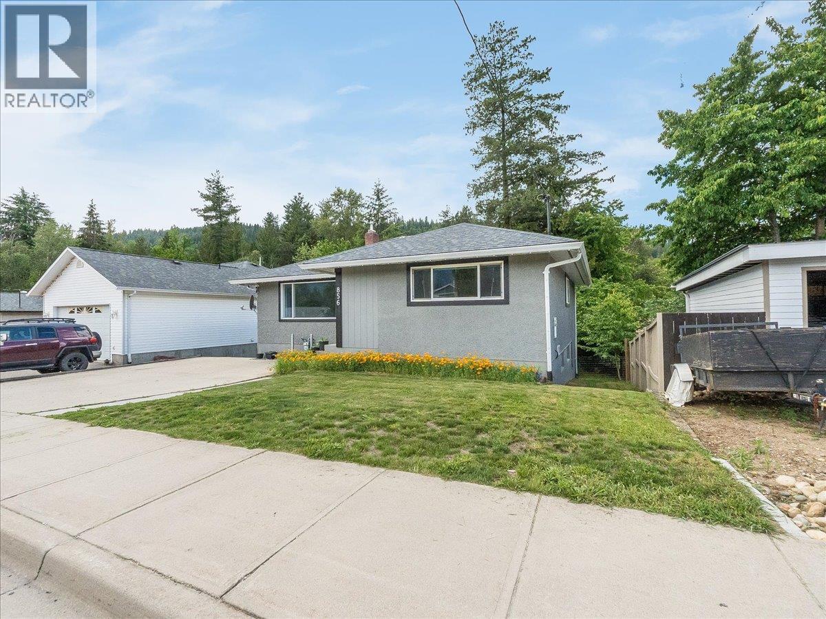 856 7th Avenue, Castlegar, British Columbia  V1N 1R9 - Photo 3 - 10390813